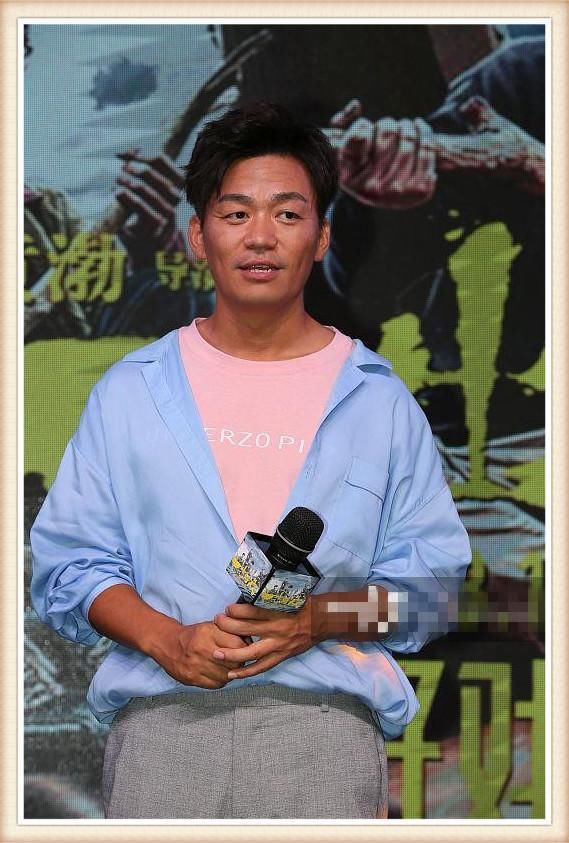 本以为穿粉色的吉克隽逸够大胆了，可看到王宝强，我忍不住笑了！