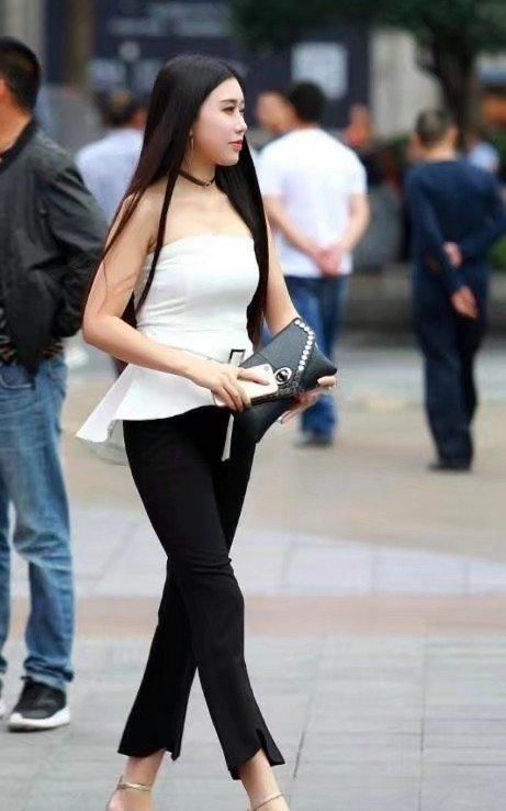 轻熟小姐姐的热火抹胸上衣，挡不住的风情万种