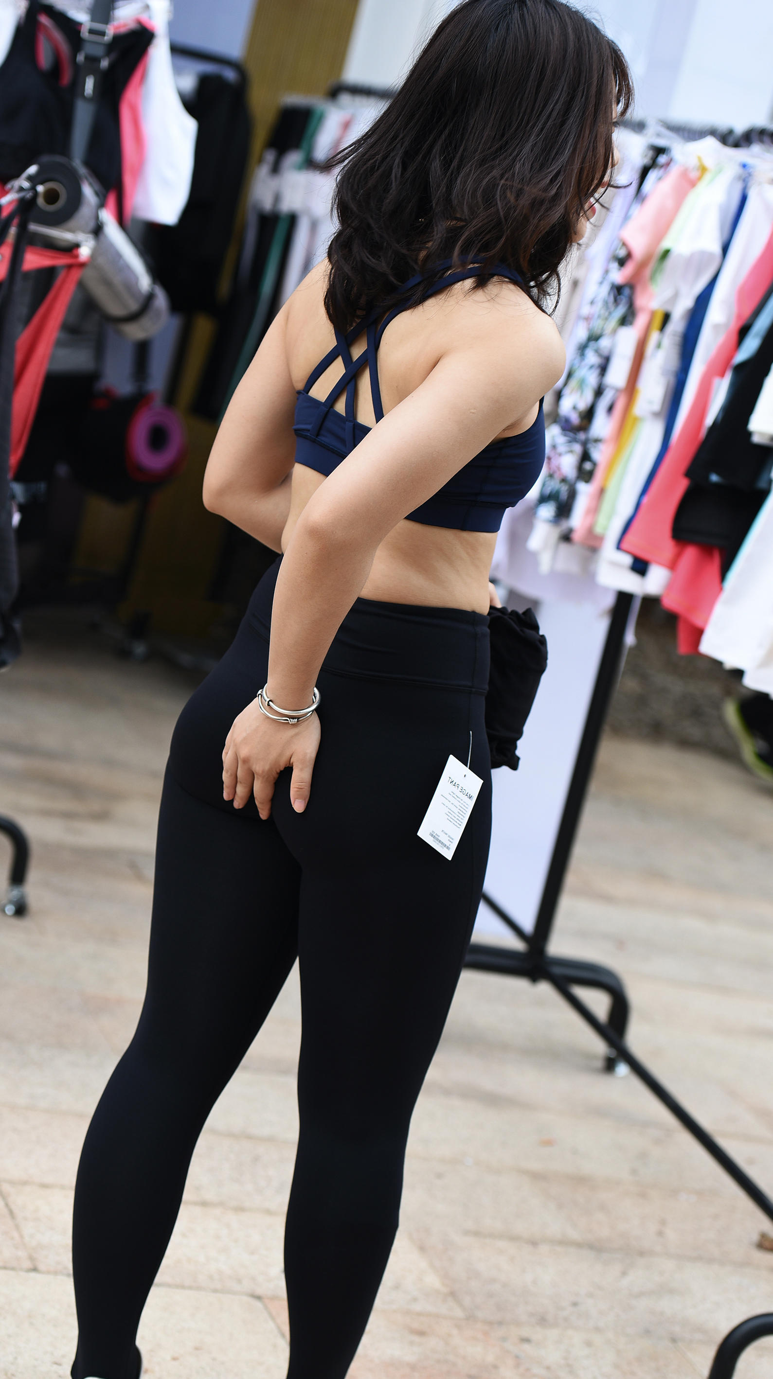 气质小姐姐紧身裤勾勒出丰腴翘臀，刚买的裤子就这么穿走了，很霸