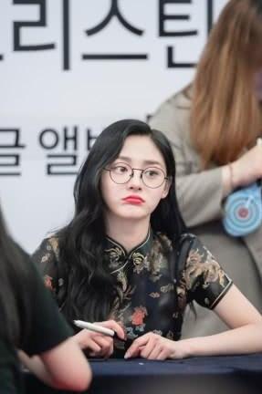 原以为19岁周洁琼穿旗袍够惊艳了，但看到31岁的宋茜，我沉默了！