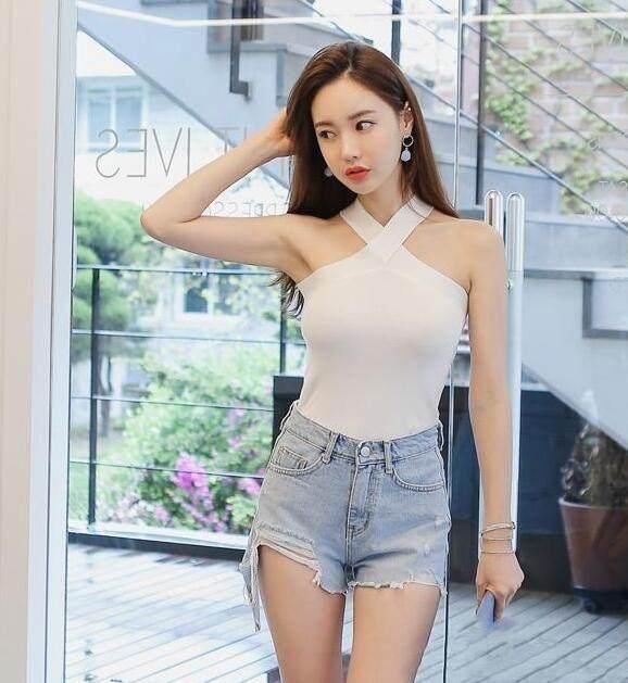 牛仔裤紧身大气，迷人小蛮腰尽显，让女人大方也迷人