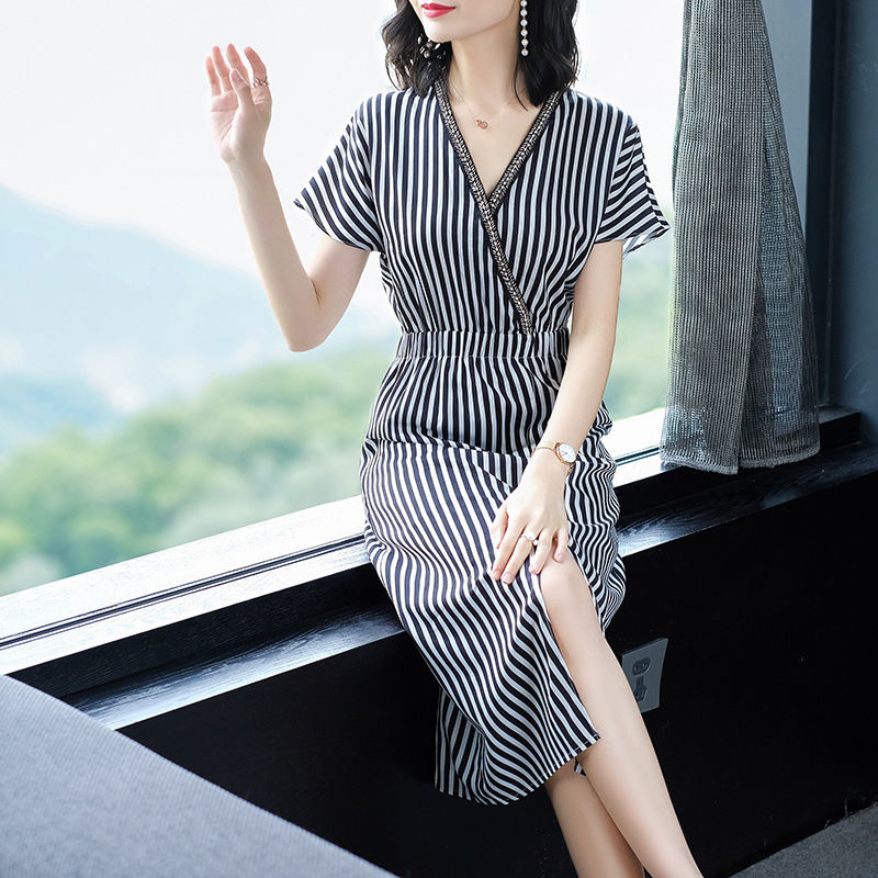 如今女人穿衣真大胆，深V装实力”真空“亮点满满，秀出傲人身材