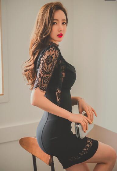 身姿丰盈的紧身裙美女，张扬时尚女人味