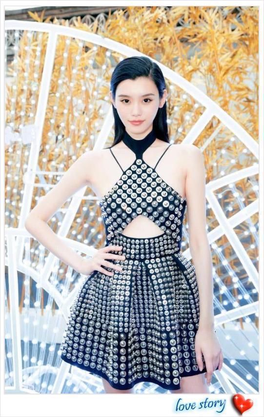 奚梦瑶太狠了！浑身上下只穿一件“软猬甲”，网友：不怕扎得慌吗