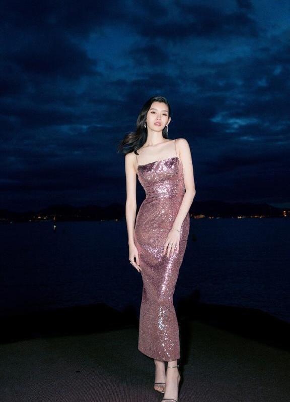 奚梦瑶真够拼的! 穿的裙子根本无法遮住 网友: 难怪空荡荡的!