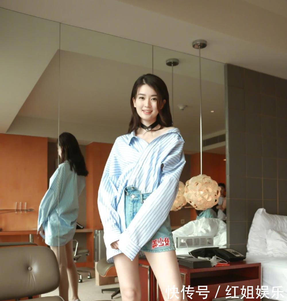 乔欣穿牛仔外套露蛮腰, 利落长发很淑女, 网友: 大长腿很迷人!