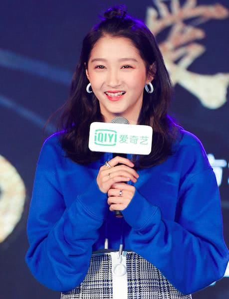 关晓彤现身机场，一个细节证明已分手，网友评论：俩姑娘不能长久