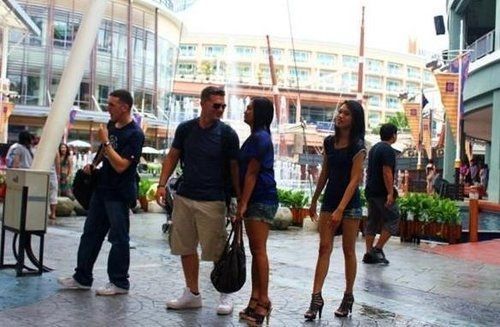 泰国奇特的租妻行为！外国游客带着租来的妻子到处游玩！