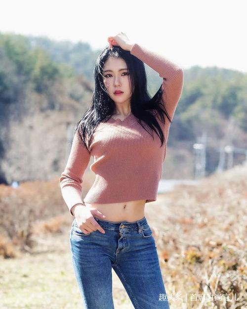 时髦的紧身牛仔裤小姐姐，散发女神的气息，迷人优雅！