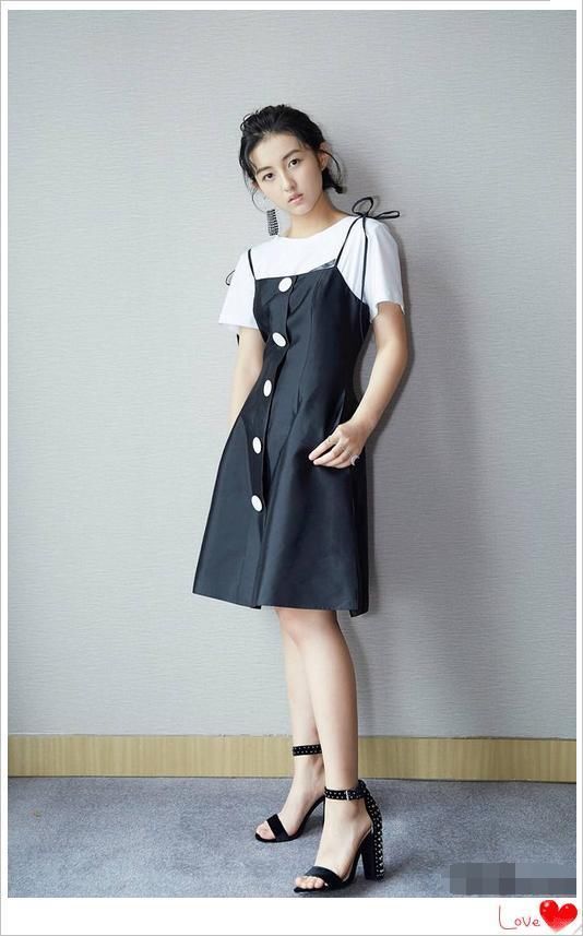 16岁张子枫够狠！脚踩“两根针”亮相活动，网友：还不如不穿呢！