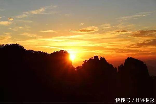 「座山峰」中国有个神奇的地方,一天3次日出,3次日落!