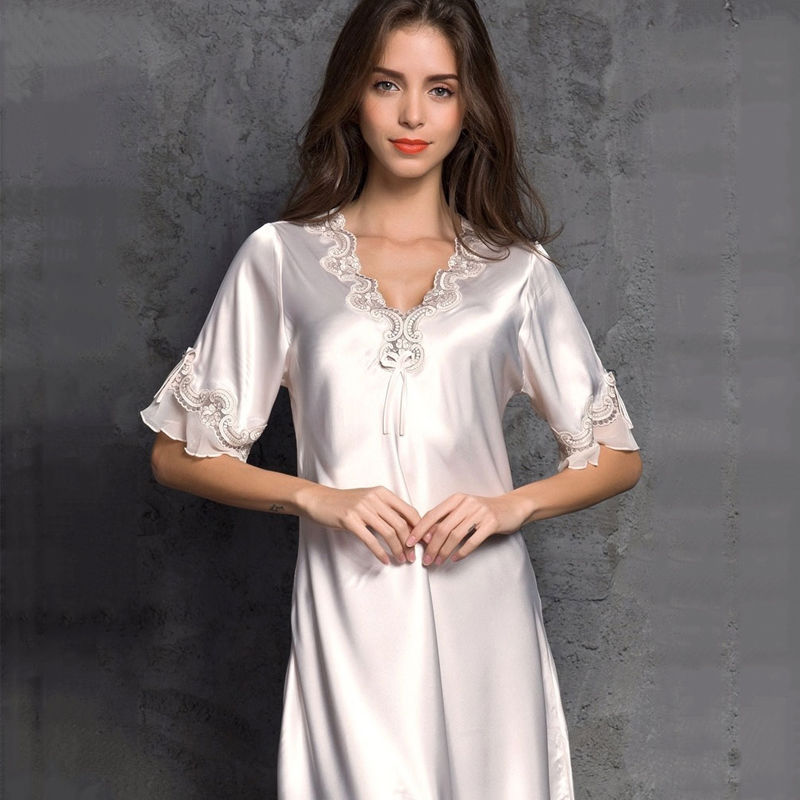 丰腴女人要穿“紧身”的睡裙，柔嫩爽滑勾画身形线条，迷的人眩晕