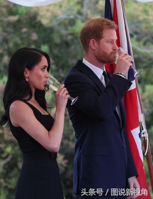 46岁西班牙王后和梅根同穿一样衣服,一个展现阳刚美,一个柔情美