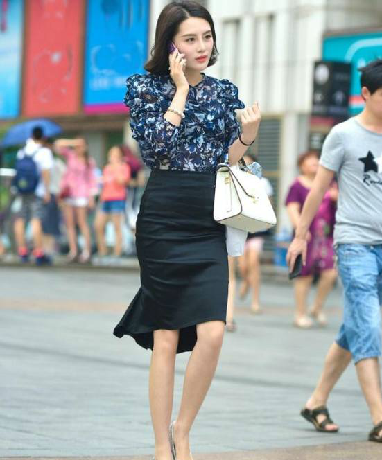 街拍，图一高颜值美女演绎性感蕾丝裙，气质突出，真的太迷人
