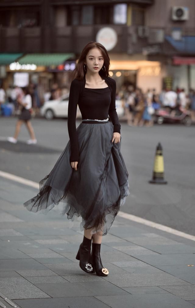 街拍，时尚的穿搭各不相同，越简单越时尚，适合自己的就是最美的