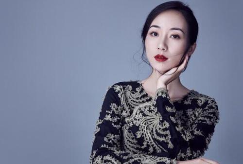 韩雪牛仔裙臀部下用薄纱遮掩，却不及背景雕塑抢镜，真的好羞羞