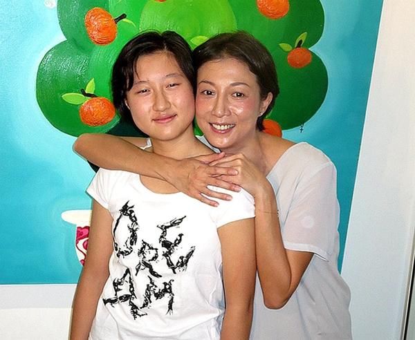 林凤娇公开登门探望吴绮莉,网友:林凤娇对成龙才是真爱