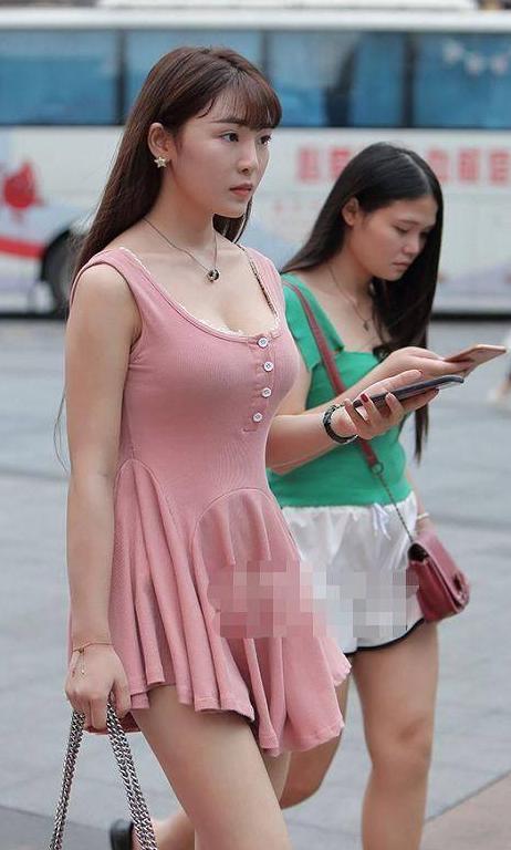 街拍：美女穿背心裙，展现“凹凸”的身材曲线，外在美更有看点！