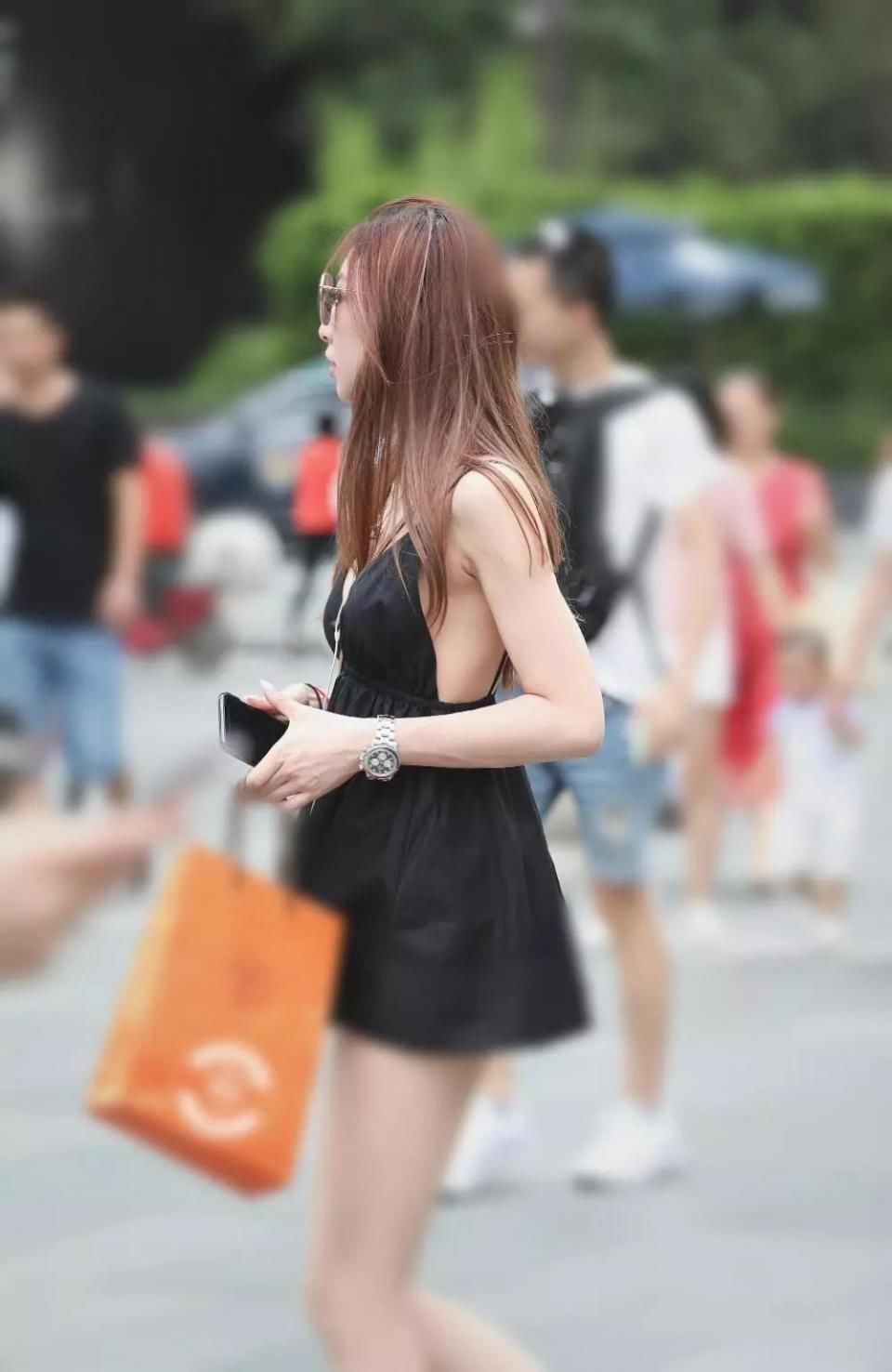 街拍美女：打扮时尚的性感美女，各种角度都很养眼