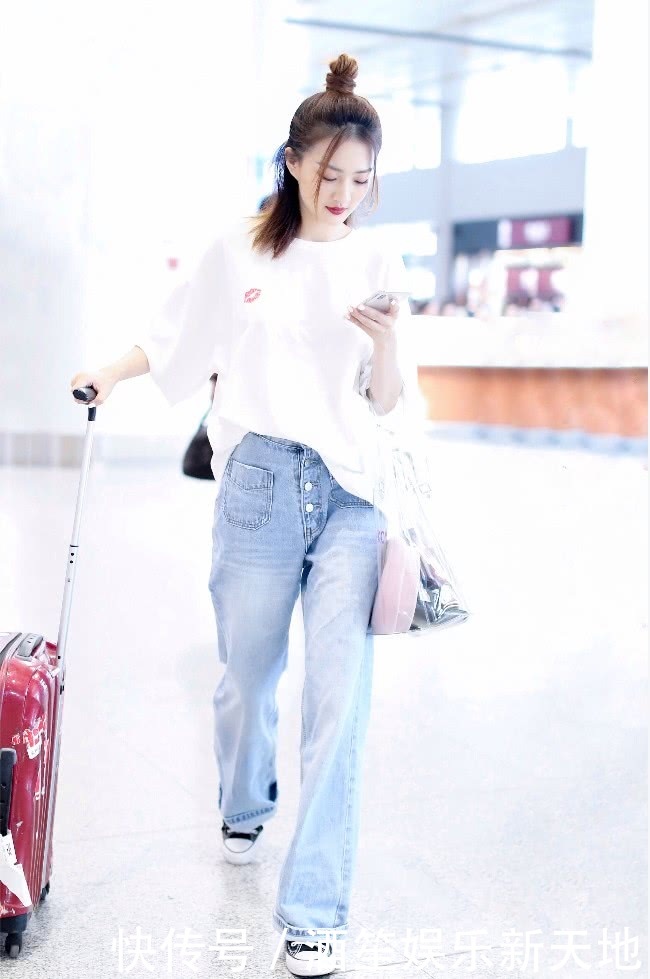 白衬衫真是太百搭了,徐璐用它搭配红裙子,青春时尚美到不行