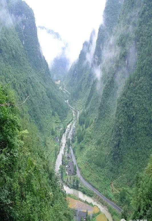 花垣附近的乌龙山大峡谷索道已建成，即将投入使用