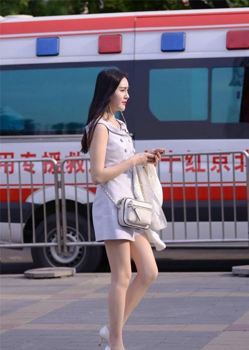  【时尚姑娘】潮流速递，穿搭就是要精致一些，小姐姐穿着连衣裙，要搭配高跟鞋