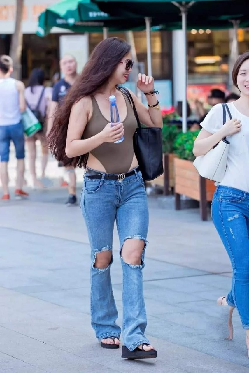 连体泳装外穿的小姐姐吸睛无数，微胖的身材，搭配破洞牛仔裤像小