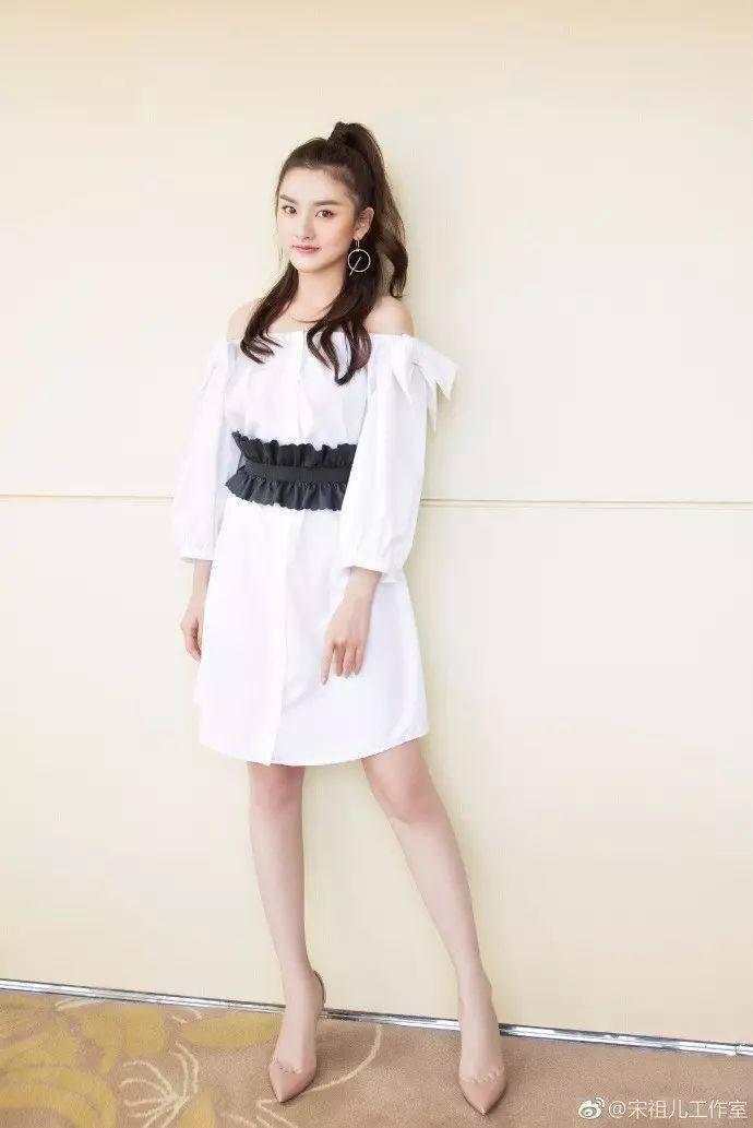 宋祖儿穿牛仔短裤亮相机场, 网友: 烂成这样, 我可不敢穿