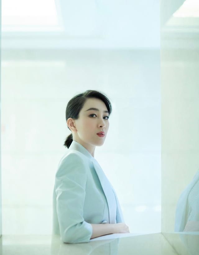 「马苏」马苏也想走气质风了，穿白色正装搭配霸气红唇，展现霸道气场