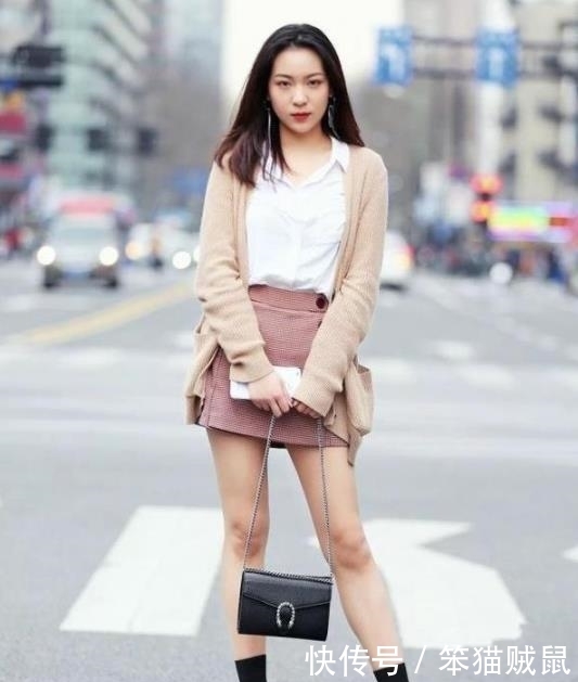 『动人』街拍:美女身材高挑,长发披肩,唯美动人