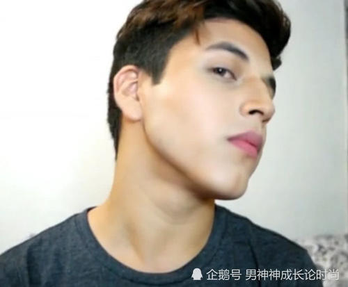 看腻女生化妆,帅气小哥化妆手法非常独特,妆后一定不会让你失望