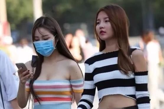 街拍：女神气质的女孩和闺蜜，曼妙可人的身材吸睛无数！