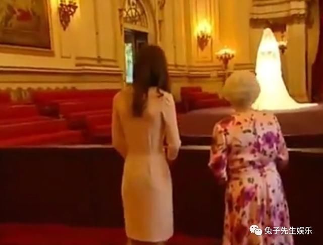 羡慕，女王陛下竟然这么宠爱孙媳，和凯特王妃一起选婚纱礼服！