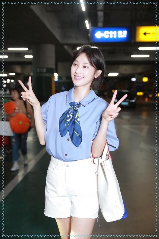 当Ella和张俪同穿蓝色衬衫，才知道假小子和真女人的差距有多大！