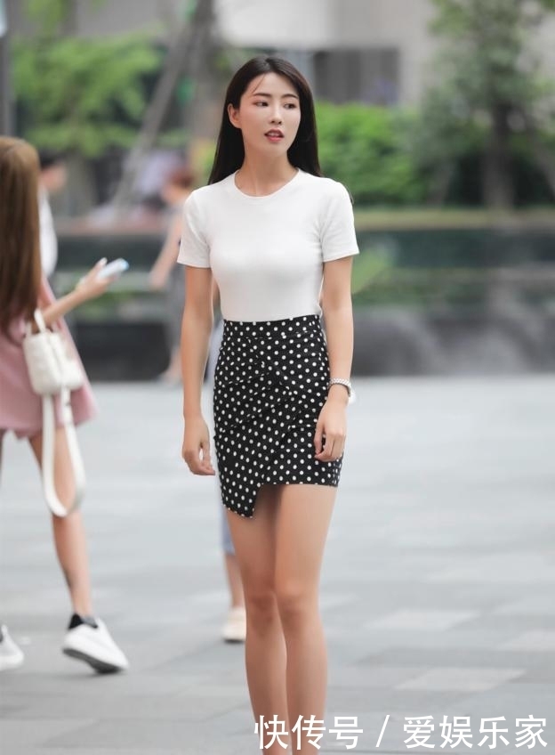  『美女』街拍：美女时尚的穿搭，展现女王气势，飘扬的秀发魅力十足
