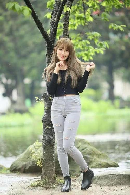 长发飘飘的靓丽女神紧身牛仔裤,秀出凹凸有致的好身材！