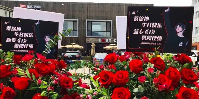 网友投诉蔡徐坤生日会找替身：假的前门应付粉丝，真的从后门跑了