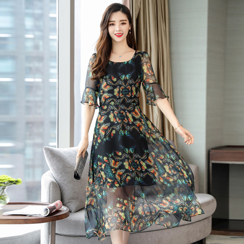 姐姐比我大5岁，她穿了这连衣裙，跟我逛街，别人都以为我是姐姐