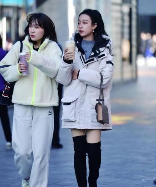  [面带笑容]养眼女神街拍：面带笑容的美女，一条白色的连衣裙，时尚清新美丽大方