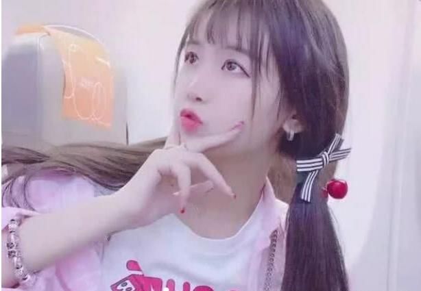 杨清柠实力“忽悠”粉丝，将衣服卖出了天价！网友：这是又没钱了