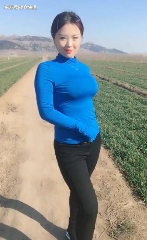 街拍：微胖的小姐姐穿上紧身衣，90%女人穿不出这效果!