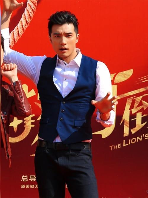 34岁贺军翔,西装配腕表贵气十足,网友:童年偶像!