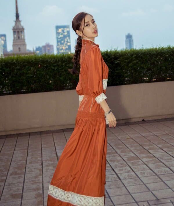 杨颖赵丽颖撞衫了，同是红黄色欧式连衣裙，赵丽颖这次真的输惨了