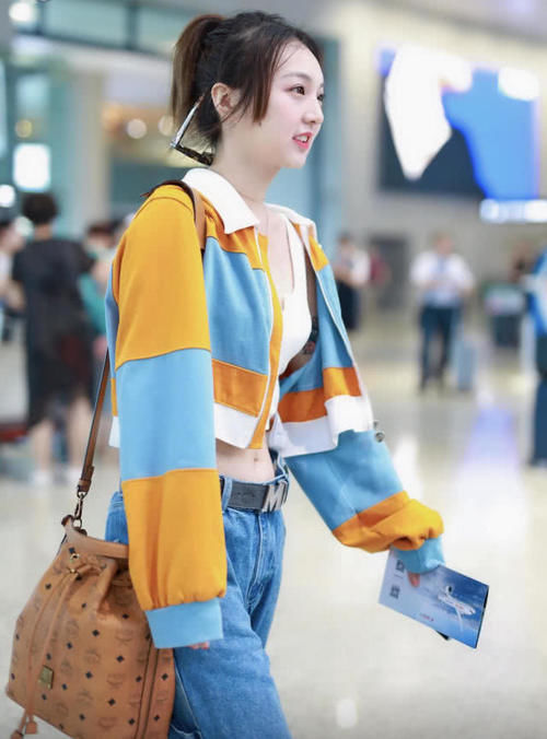  「露脐装」强东玥真是“元气少女”，白色露脐装配短款外套秀蛮腰，活力十足