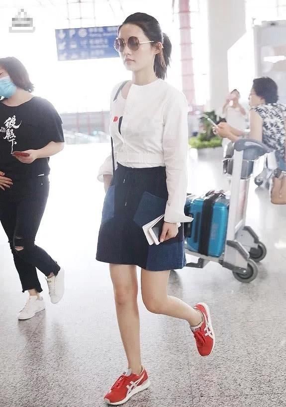 孙怡不仅撞脸李沁，这回还撞上了“补丁裙”，可气质一点儿不输！
