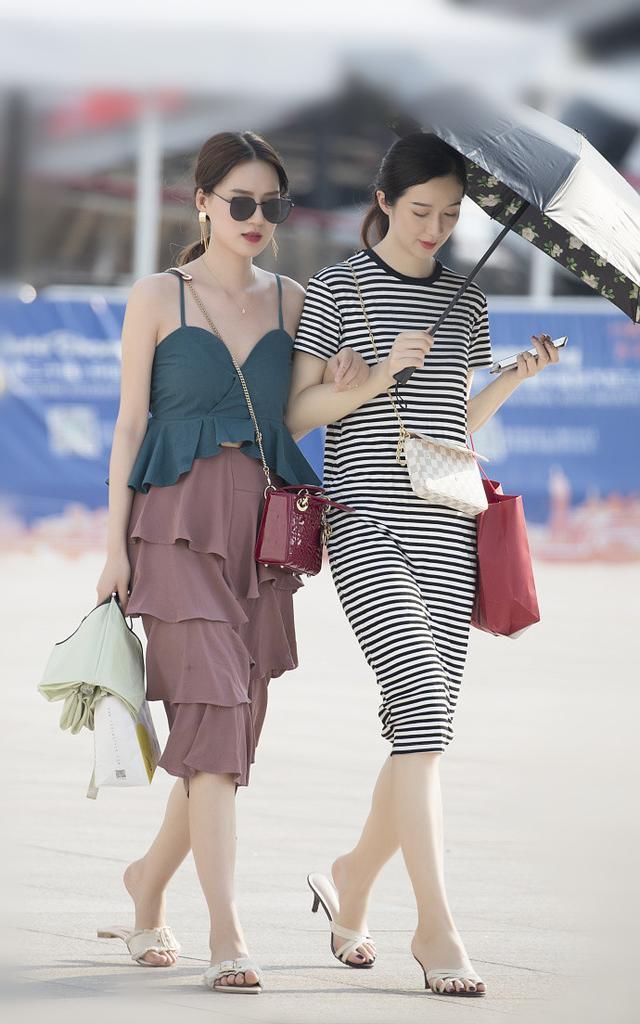 街拍!繁华的大街上没有明星!但街头美女的穿搭更似明星!