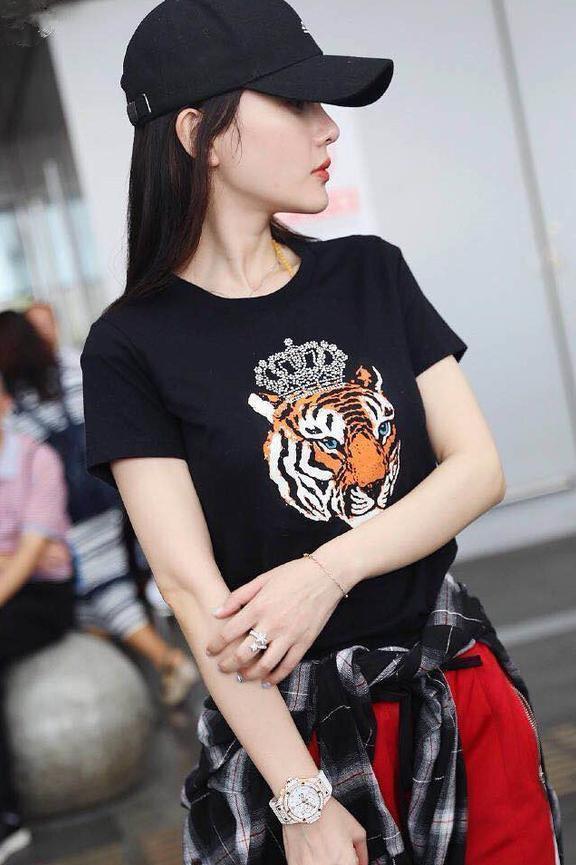 李小璐居然在T恤上绑个衣服, 腰都遮没了, 网友: 辣妈也疯狂