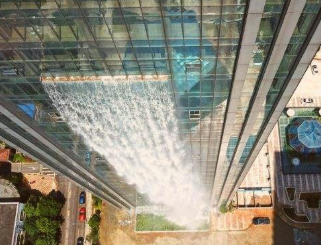  基建：中国基建再次看呆老外这次直接在摩天楼上建瀑布，怎么做