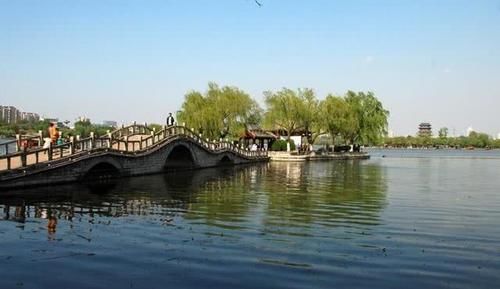  「济南」山东第一大城市进行较量，济南和青岛，未来谁能更快脱