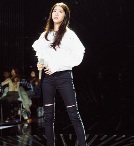 张碧晨太奇葩了，满腿都是小疙瘩还敢穿短裙，网友:到底怎么想的